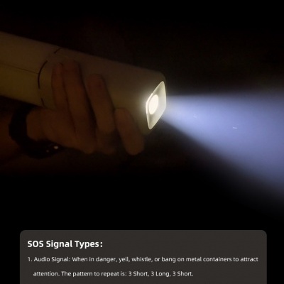 Mão segurando lanterna branca acesa com texto explicativo sobre sinais de emergência SOS