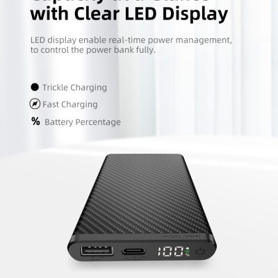 Power bank preto com display LED e portas USB em fundo branco