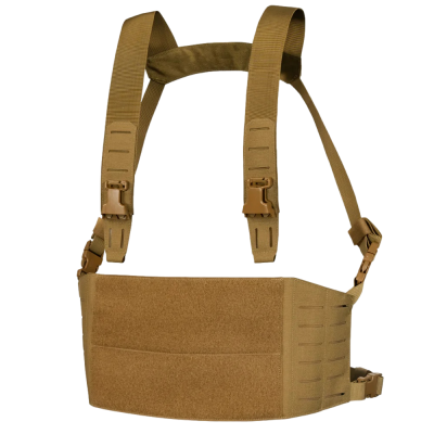 Cinturão tático castanho com alças ajustáveis, fivelas e compartimentos laterais