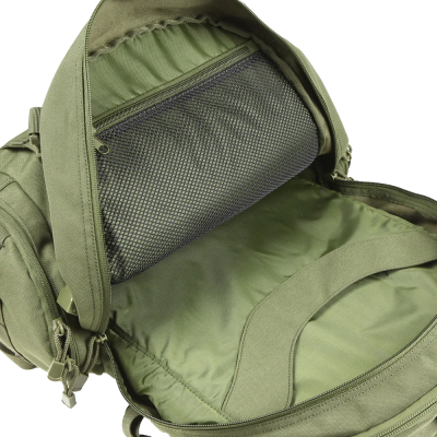 Mochila verde aberta mostrando interior com bolso de malha e fechos