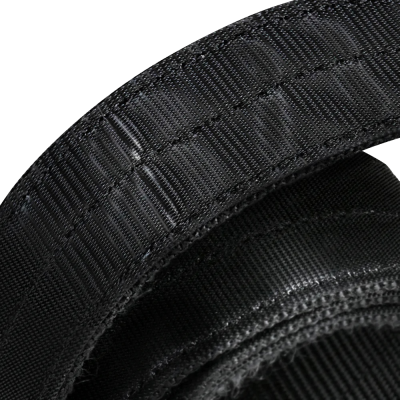 Fitas de tecido preto com costuras detalhadas