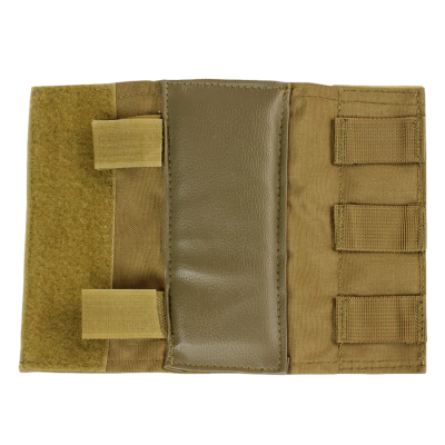 Carteira ou estojo aberto em tecido bege com presilhas e fechos de velcro