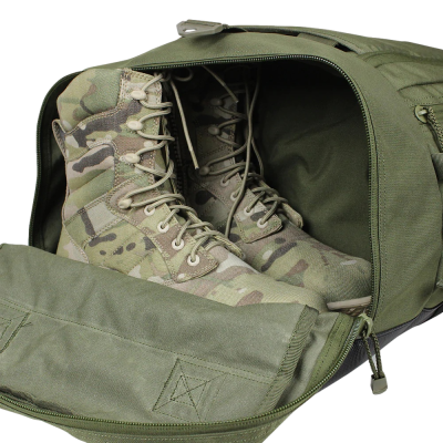 Mala verde aberta com botas de camuflagem militar dentro
