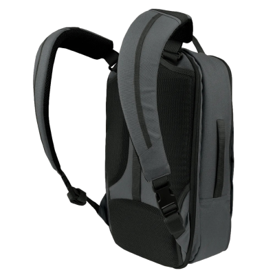 Mochila urbana cinza e preta com alças acolchoadas e bolso lateral.