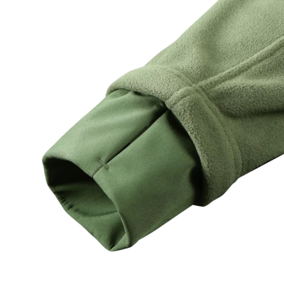 Manga de peça de vestuário verde em tecido polar e interior liso.