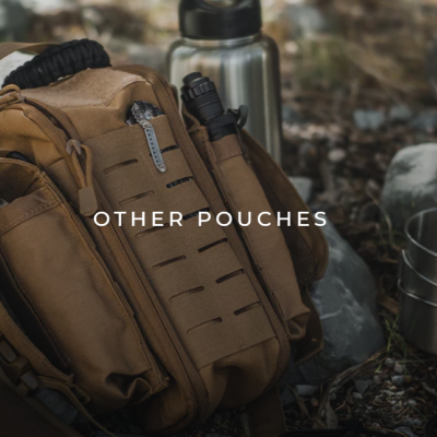 Mochila castanha com múltiplos bolsos, garrafa metálica e caneca prateada sobre pedras