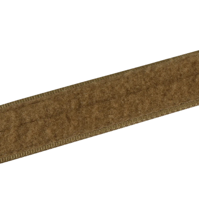 Tira de velcro castanha com textura felpuda e bordas costuradas