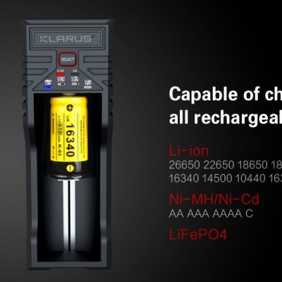 Dois carregadores IKARUS carregando baterias recarregáveis vermelha e amarela com texto sobre compatibilidade