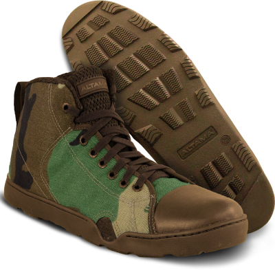 Sapatilhas altas em tecido camuflado verde, castanho e bege com sola de borracha castanha