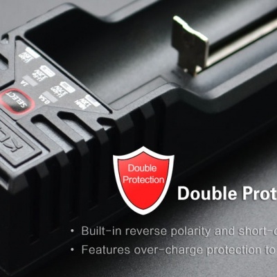 Carregador K1 preto com proteções de segurança visíveis