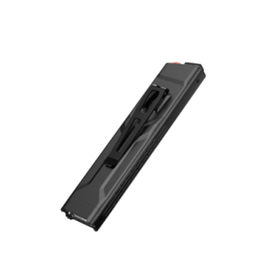 Carregador preto para pistola com clipe e botão vermelho