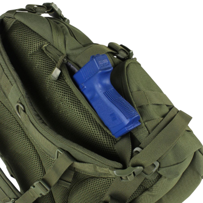 Mochila tática verde-oliva com pistola de treino azul num bolso externo