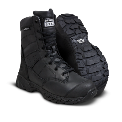 Botas pretas tipo militar com atacadores e etiqueta ORIGINAL S.W.A.T.