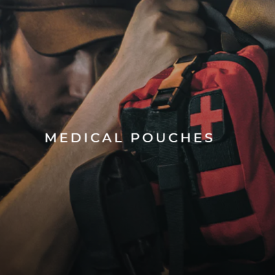 Bolsa médica vermelha com cruz branca pendurada no encosto do carro