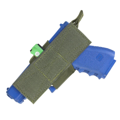 Funda verde em tecido segurando pistola de treino azul