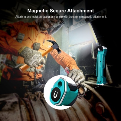 Trabalhador industrial com lâmpada LED portátil azul e texto sobre anexo magnético seguro