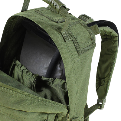 Mochila verde militar com alças e compartimento aberto