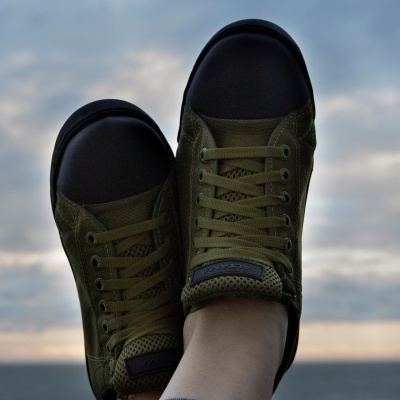 Ténis verdes com biqueiras pretas em tecido de malha