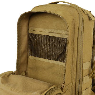 Mochila tática bege aberta com compartimentos internos visíveis