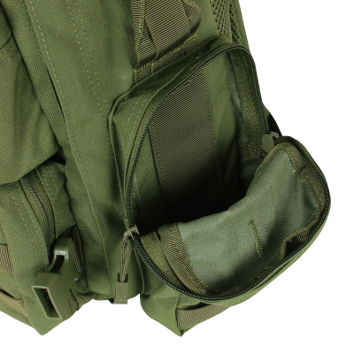 Mochila tática verde militar com bolso aberto e fechos de correr