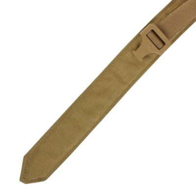 Correia bege com fivela plástica sobre fundo preto