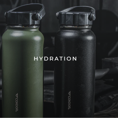 Três garrafas de água reutilizáveis de metal em cores castanho, verde e preto com tampas pretas