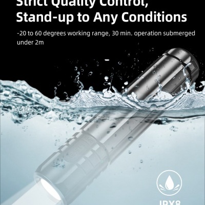 Lanterna metálica submersa com luz acesa e texto sobre resistência à água