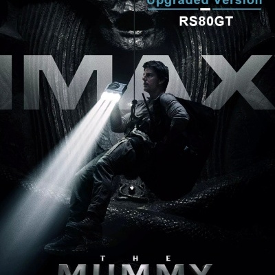 Cartaz do filme The Mummy com figura e lanterna iluminando cenário escuro