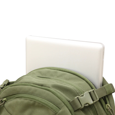 Mochila verde com portátil branco parcialmente visível
