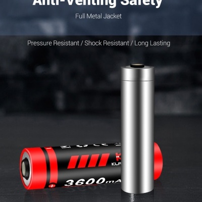 Pilhas recarregáveis AA com capa metálica prateada e preta e vermelha com texto