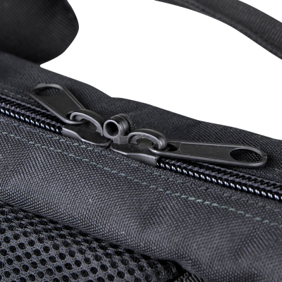 Fecho de correr duplo numa bolsa ou mochila preta feita de tecido e malha