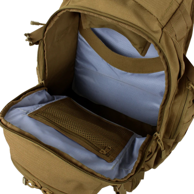 Mochila castanha clara aberta mostrando interior cinzento com bolso de rede e compartimento principal