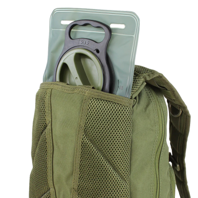 Mochila verde militar com recipiente plástico e alça preta no bolso