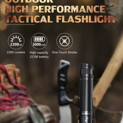 Lanterna tática preta Klarus E3 junto a bota e faca sobre chão natural