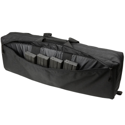 bolsa preta com quatro compartimentos e objetos retangulares pretos