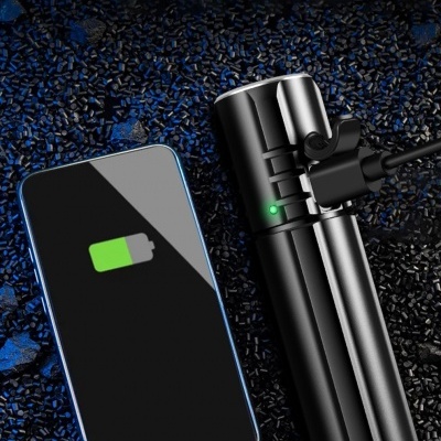 Powerbank portátil preto a carregar telemóvel com ícone de bateria verde sob fundo escuro com fragmentos azuis.