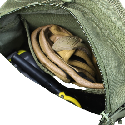 Bolsa verde com acessório de couro castanho enrolado e objeto preto e amarelo