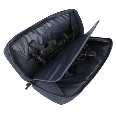 Bolsa de transporte preta aberta com interior acolchoado e duas armas