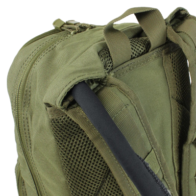 Mochila verde-oliva com alças acolchoadas e fecho de correr