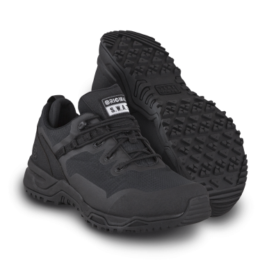 Sapatilhas pretas robustas com sola antiderrapante e etiquetas 'ORIGINAL S.W.A.T'.