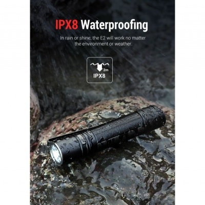 Lanterna preta IPX8 sobre pedra molhada com texto de impermeabilidade