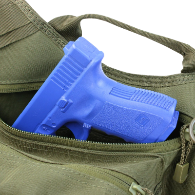 Pistola de treino azul numa bolsa tática verde-oliva