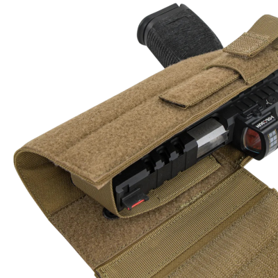 Pistola preta com funda tática bege e lanterna Inforce