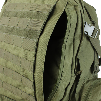 Mochila verde militar com alças e fivela cinza