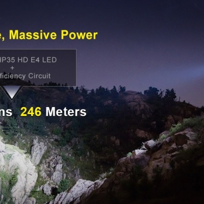 Anúncio de lanterna potente com texto descritivo em inglês e imagem de luz iluminando terreno rochoso à noite