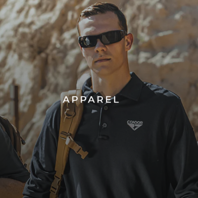 Três homens com roupas pretas e óculos escuros, mochila e bolsa, em fundo de rochas áridas.