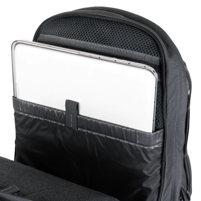 Mochila preta com laptop branco no compartimento acolchoado interno