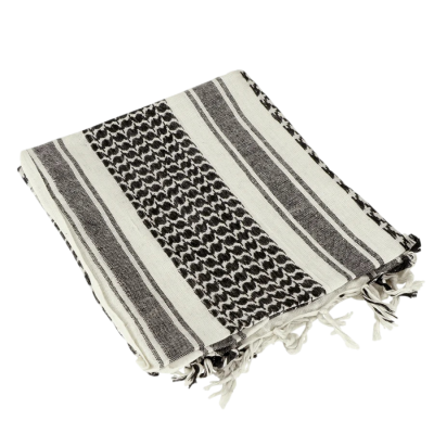 Toalha ou manta dobrada com padrão listrado preto e branco e franjas