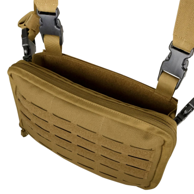 Bolsa tática castanha com padrão de cortes horizontais e alças ajustáveis