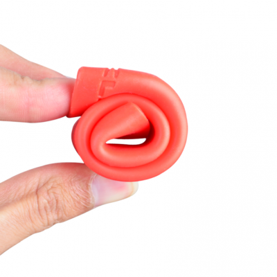 Cabo flexível vermelho enrolado segurado por uma mão